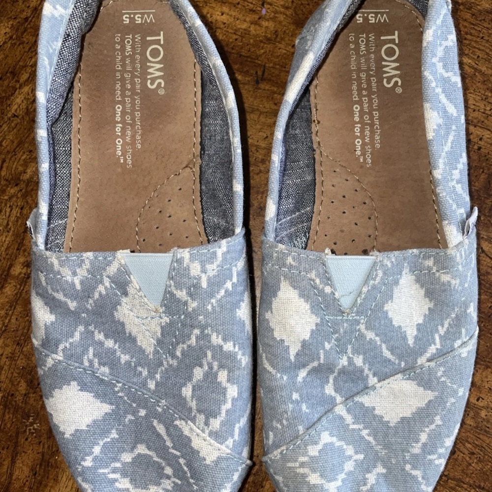 TOMS Women's 5.5 Light Blue and White Aztec Patterned Flats